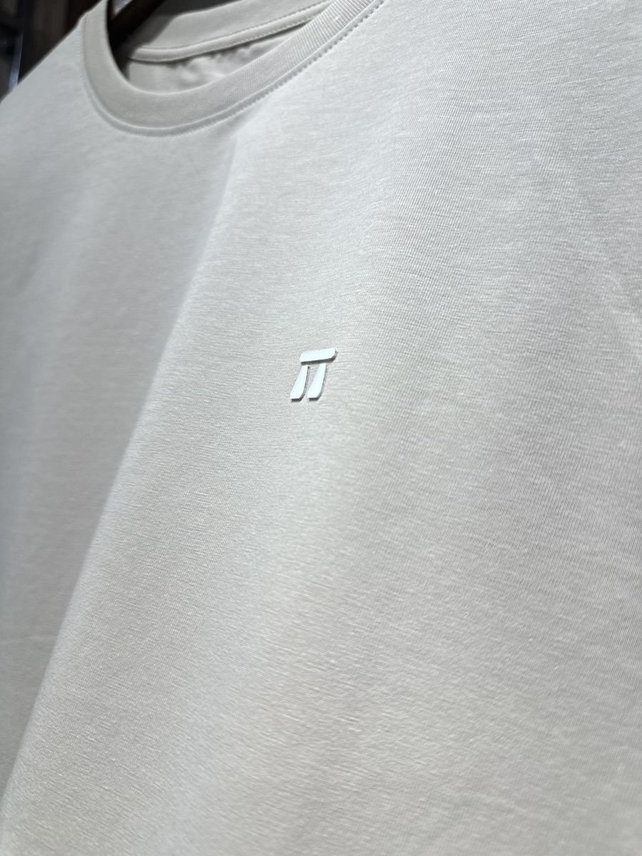 Detalhe do tecido e do acabamento de uma camisa Stonehenge